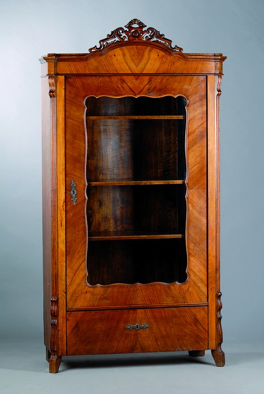 Vitrine, Louis-Philippe, um 1860, Nußbaum, 1-türig verglast, Fußschublade, Kopf reich geschnitzt, 3 Einlegebretter, st. Gebr.-Sp., ca. 180x97x37 cm