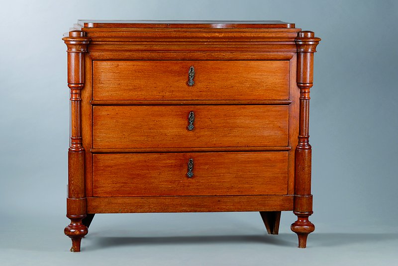 Kommode, Biedermeier, um 1820/30, Eiche, 3-schübig, Lisenen mit 3/4-Säulen, diese gedrechselt, Platte 3-fach getreppt, st. Gebr.-Sp., ca. ...