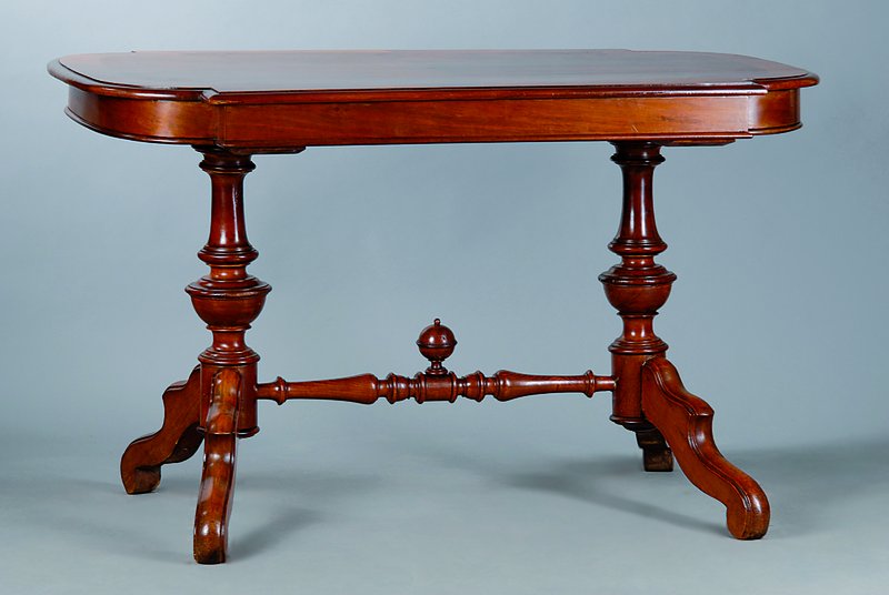 Tisch, Gründerzeit, um 1880/90, Nußbaum, Beine gedrechselt, Gebr.Sp., ca. 79x128x75 cm