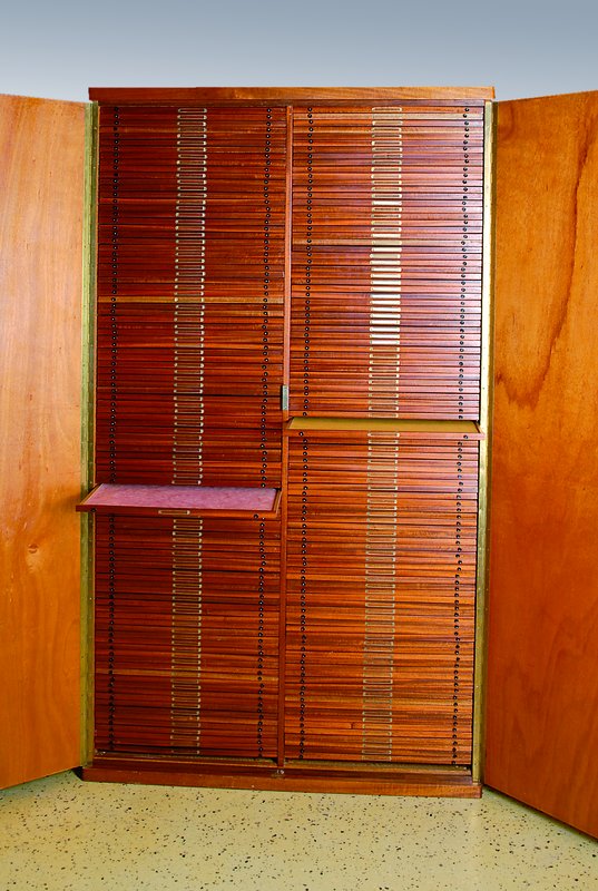 Detail a: Münzschrank, 2. Hälfte 20. Jh., Zirbelkiefer, 200 Schubladen, Gebr.-Sp., ca. 212x120x43 cm