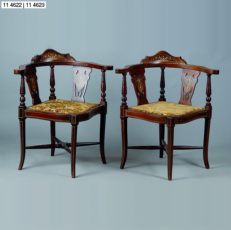 Eckstuhl, England, um 1890, Mahagoni, Beine geschweift, reich intarsiert, Bezug und Polsterung alt belassen, Verleimung empfohlen,st. Gebr.-Sp., ca. ...