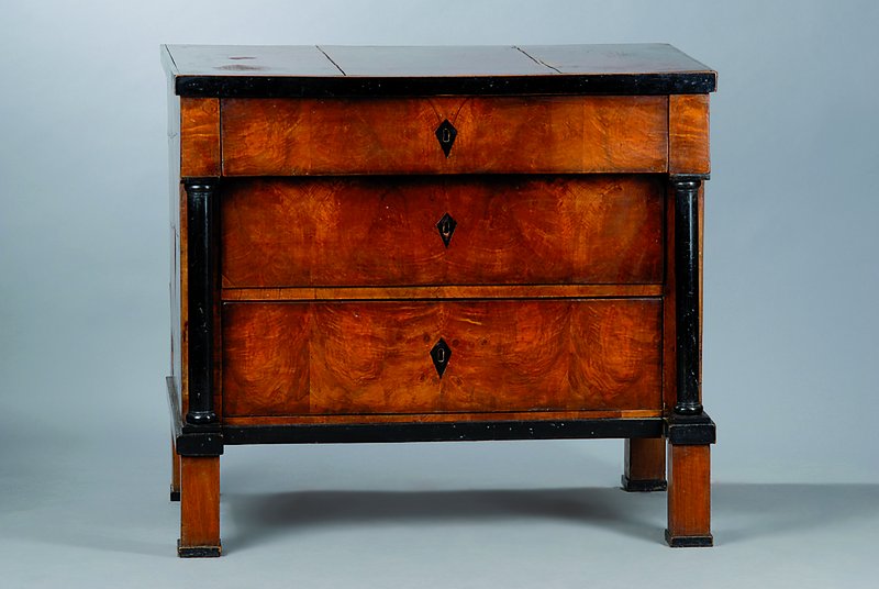 Kommode, Biedermeier, um 1820, Nußbaum, 3-schübig, Vollsäulen und Zierleisten geschwärzt, originaler Zustand, schwundrissig,ca. 81x90x57 cm