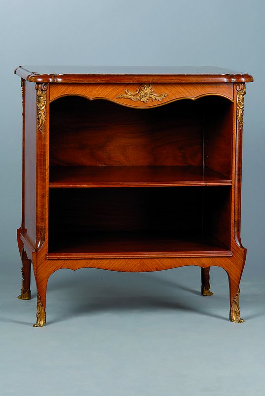 Beistellschränkchen, Frankreich, um 1900, Palisanderfurnier, Oberfläche mit Schellack aufgefrischt, reich verzierte Appliken, Beine geschweift, ...