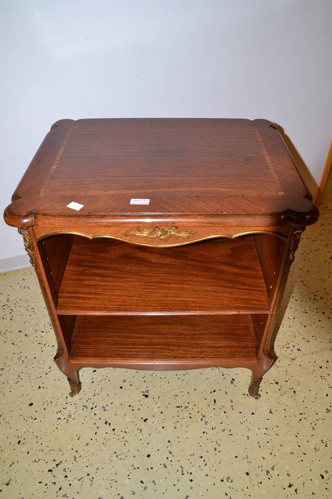 Detail b: Beistellschränkchen, Frankreich, um 1900, Palisanderfurnier, Oberfläche mit Schellack aufgefrischt, reich verzierte Appliken, Beine geschweift, ...