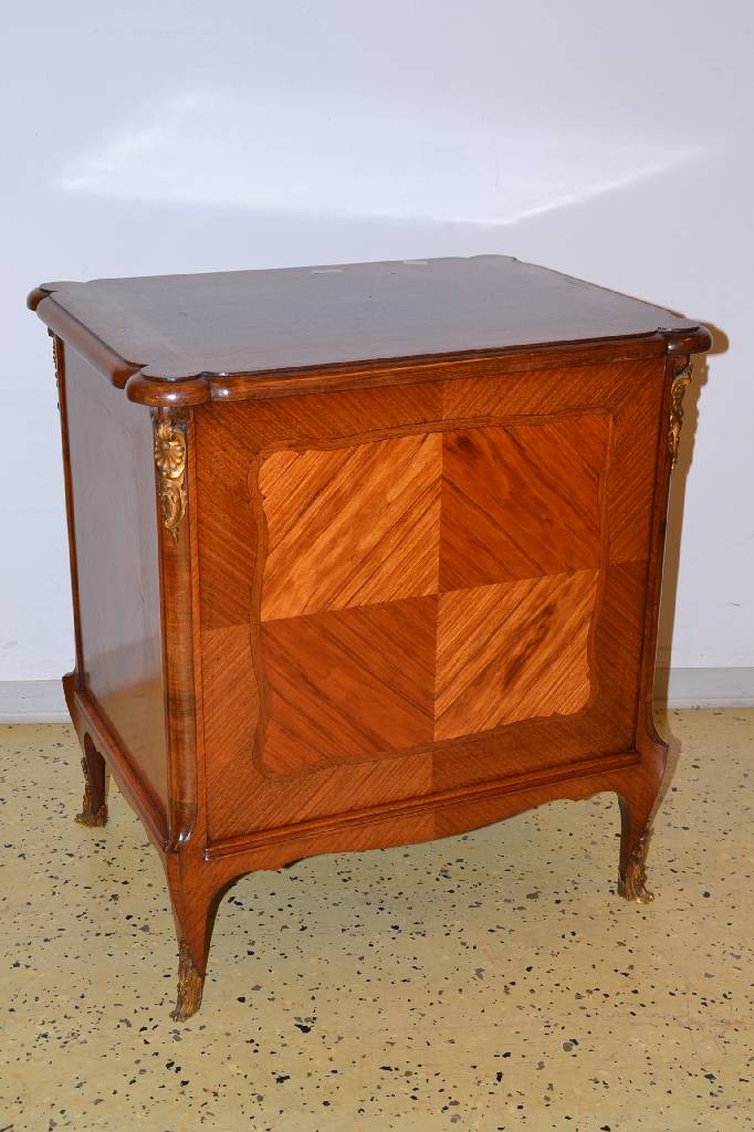 Detail d: Beistellschränkchen, Frankreich, um 1900, Palisanderfurnier, Oberfläche mit Schellack aufgefrischt, reich verzierte Appliken, Beine geschweift, ...