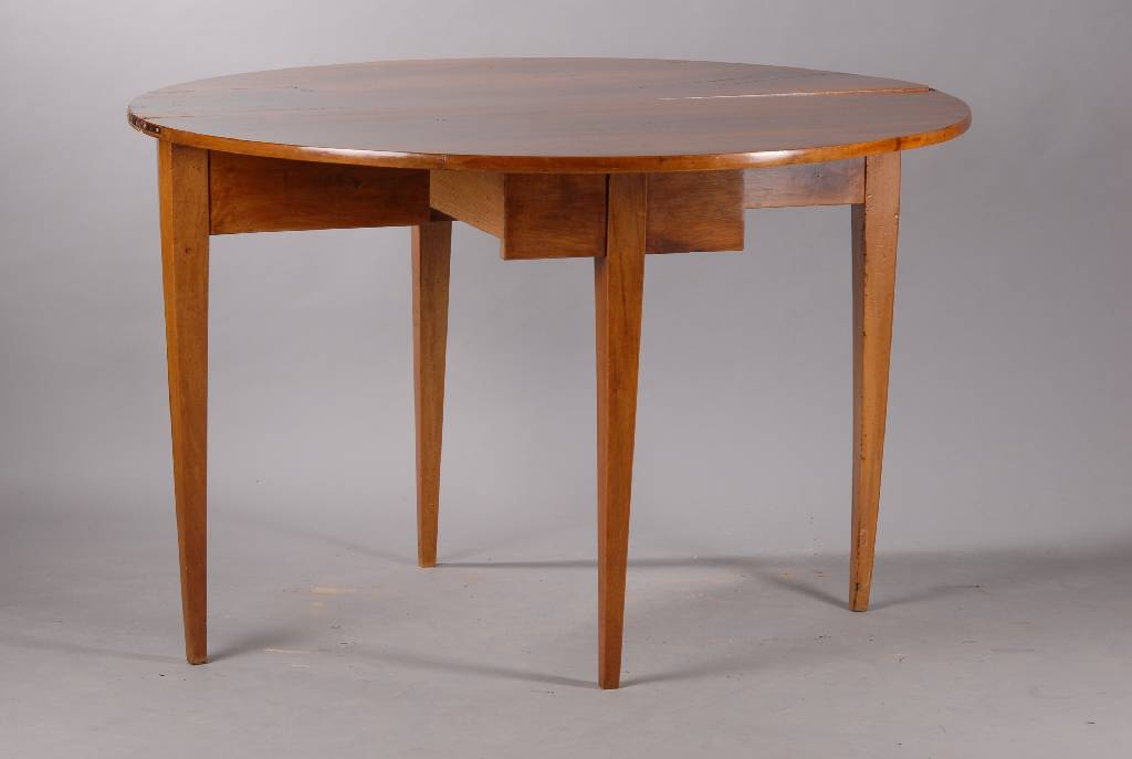 Großer Demi-Lune Klapptisch, um 1820, Nußbaum, Zarge Wurzelnußfurnier, Oberfläche mit Schellack aufgefrischt, Platte mit st. Gebr.-Sp., ca. ...