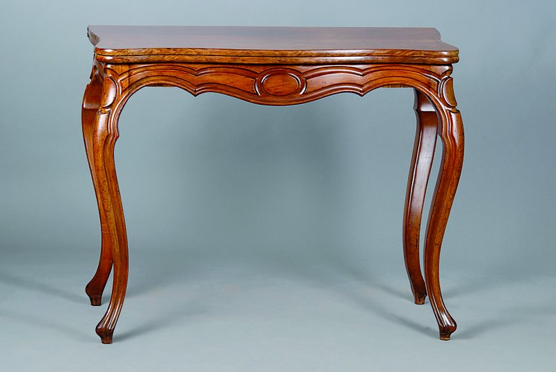 Verwandlungstisch, um 1860/70, Mahagoni, Zarge und Beine kanneliert, Ausziehmechanismus erneuert, Oberfläche mit Schellack aufgefrischt, Gebr.-Sp., ...