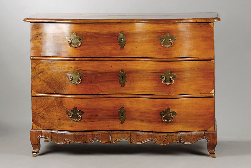 Barockkommode, um 1750/60, Nußbaum, 3 -schübig, Seiten und Schürze mit Volutenschnitzerei, Front geschweift, orig. Schlösser, Ergänzungen, Reste ...