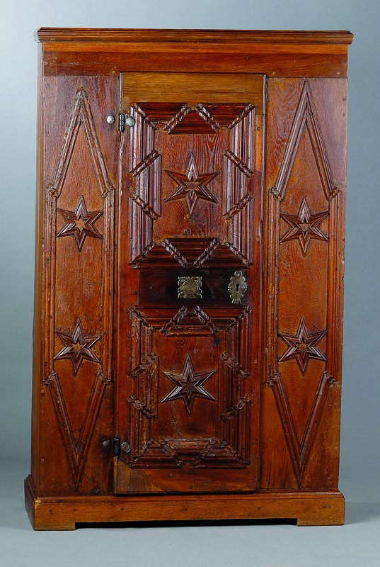 Bückeburger Hochzeitsschrank, um 1700, Eiche massiv, 1-türig, vielfach verkröpft, Ergänzungen, st. Gebr.-Sp., ca. 139x87x37 cm
