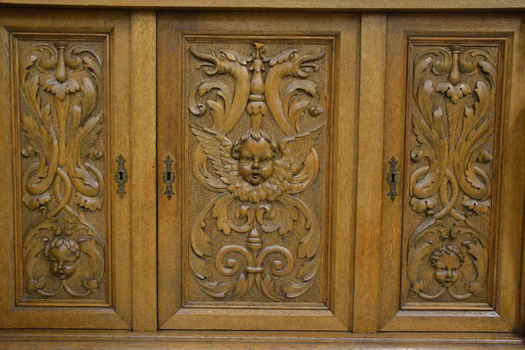 Detail c: Kredenz mit Aufsatz, um 1880, Eiche massiv, gothische Faltwerkschnitzereien an den Seiten, Inlets m. aufwendigen Akanthusblattschnitzereien, ...