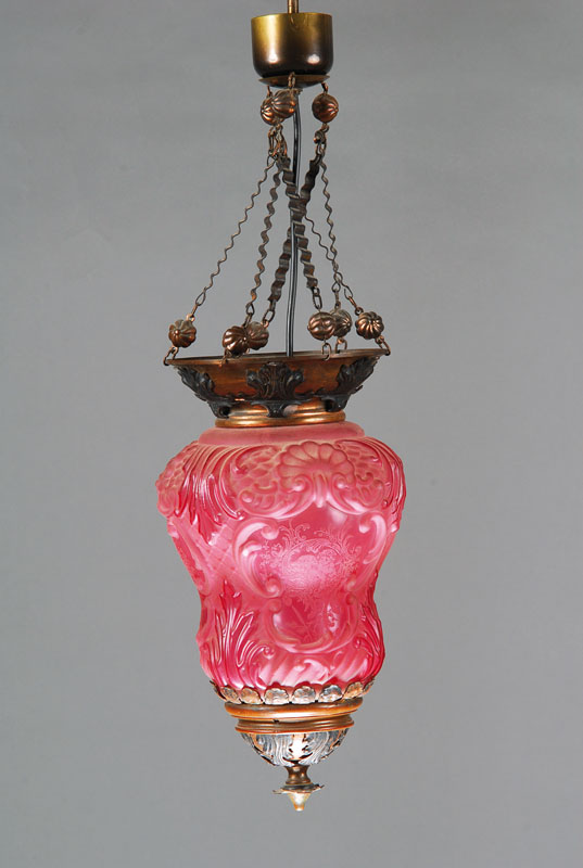 Jugendstillampe, deutsch, um 1900, rosafarbenes Glas in die Form geblasen, Montierung Kupfer und Messing, Originalhalterung, Deckenhalterung ...