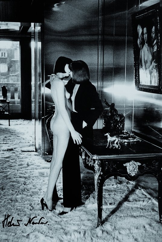 Helmut Newton, 1920 Berlin-2004 Los Angeles,erotische Darstellung, Druck auf Fotopapier, handsigniert, ca. 21x30 cm