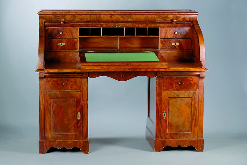 Rollbüro, Peter Schmuckert Mannheim, um 1850, Mahagonifurnier gespiegelt auf Eichekorpus, gerippter geschwungener Rolladen, Schreibtischplatte ...