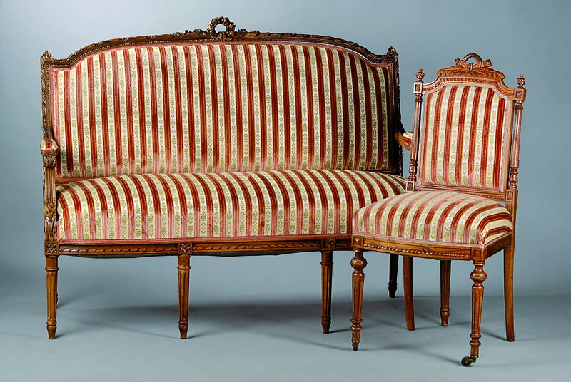 Sitzgarnitur, Frankreich, um 1890, bestehendaus: zwei Sesseln, zwei Stühle und ein 2-Sitzersofa, Mohairstoff, Originalrosshaare, reiche ...