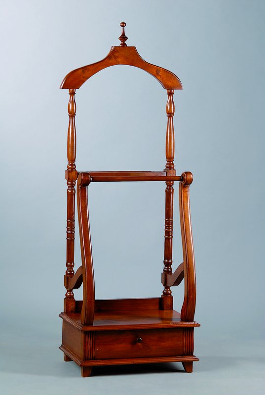 Stummer Diener, 20. Jh., Teakholz, Fußschublade, reich gedrechselt, l. Gebr.-Sp.,ca. 142x50x35 cm