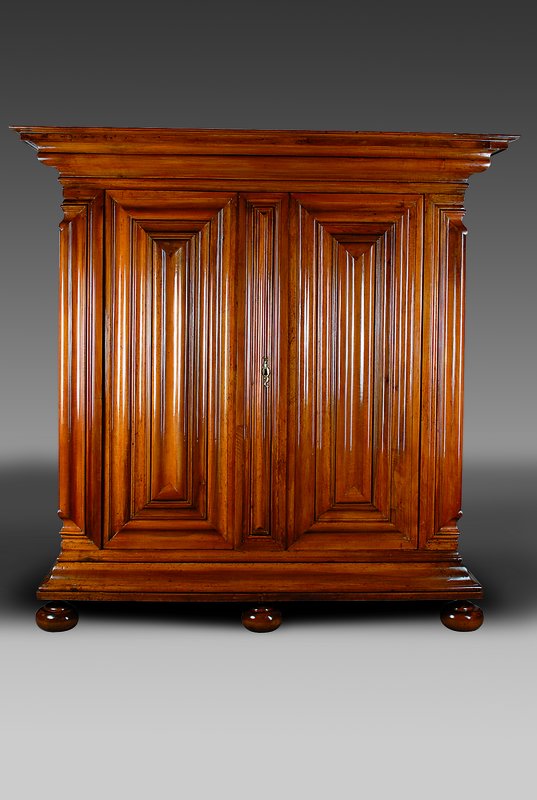 Frankfurter Wellenschrank mit Ecknasen, um 1740/50, Nußbaum, 2-türig, durchgewellte Front, fein herausgearbeitete Ecknasen, Seitenfeldereinteilung ...