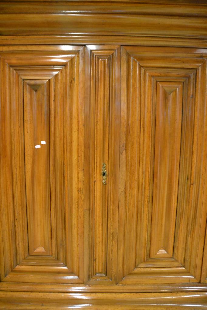Detail a: Frankfurter Wellenschrank mit Ecknasen, um 1740/50, Nußbaum, 2-türig, durchgewellte Front, fein herausgearbeitete Ecknasen, Seitenfeldereinteilung ...