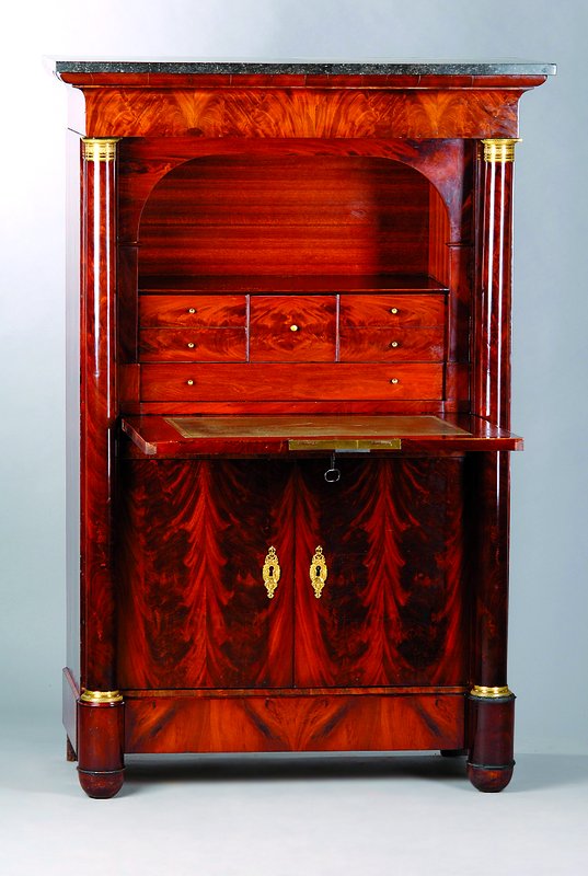 Standsekretär, um 1800, Mahagonifurnier, 4 -fach gespiegelt verlegt, 2-türig, Klappe mit reicher Inneneinrichtung, Lisenen mit Vollsäulen, reich ...