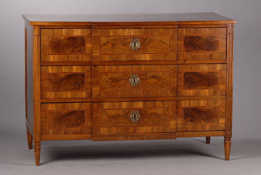 Louis-Seize Kommode, um 1770/80, Nußbaum/Wurzelnußfurnier, 3-schübig, reich Band und Fadenintarsien, Mittelteil vorstehend, , Lisenen kanneliert, ...