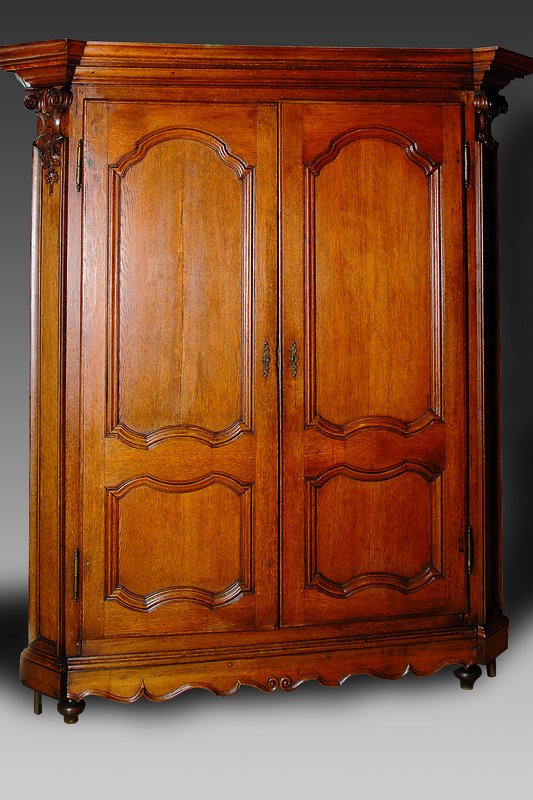 2-türiger Schrank, bergisch, um 1780, Eiche massiv, 2-türig, Türen mit getreppten Inlets, Zarge geschweift, abgeflachte Ecken m. Voluten und ...