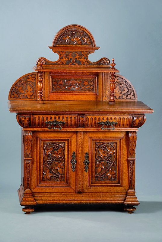 Kleines Aufsatzmöbel, deutsch, um 1870/80, Eiche massiv, 2-türig, 2-schübig, aufwendige Flachschnitzereien in Form von Weinlaub, Lisenen m. ...