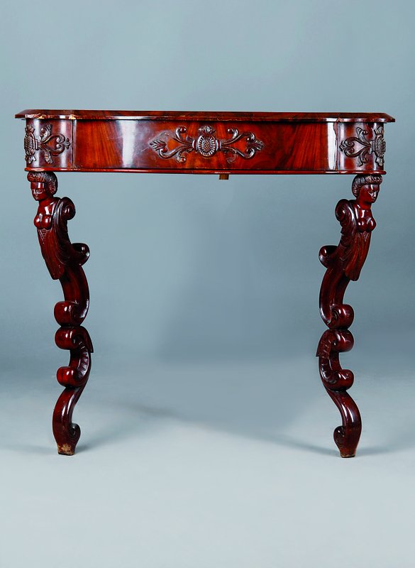 Schreibtisch, deutsch, um 1890/1900, Mahagonifurnier, eine Schublade, reich verzierte Beine, Gebrauchsspuren bzw. kl. Furnierschäden, 82 x 87 x 36 cm