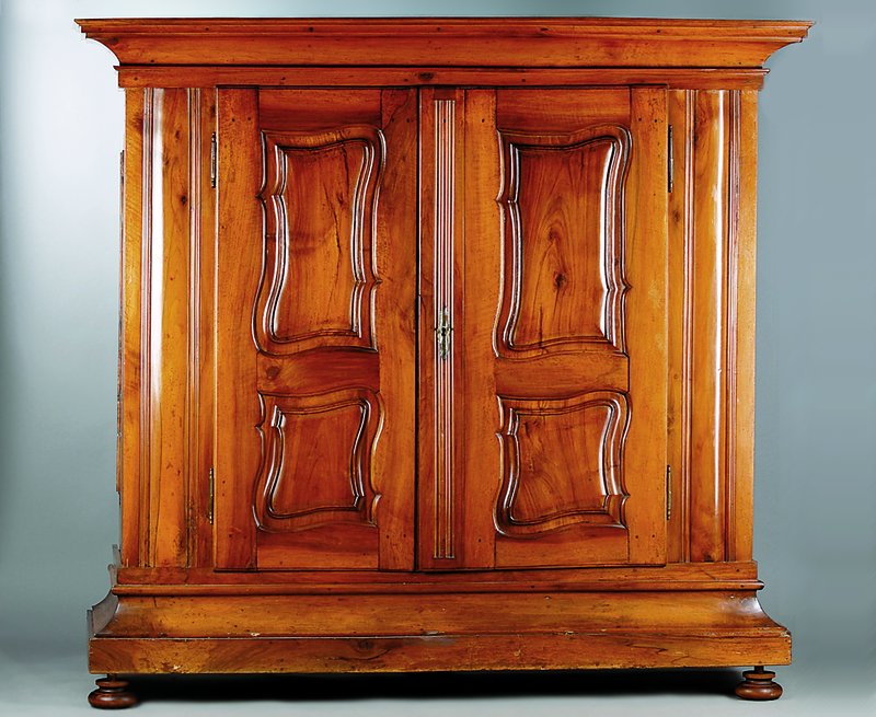 Barockschrank, süddeutsch, badisch, Region Schwarzwald, um 1770, massiv Nußbaum, sehr schöne alte Patina, orig. Inneneinteilung, orig. Schlösser ...