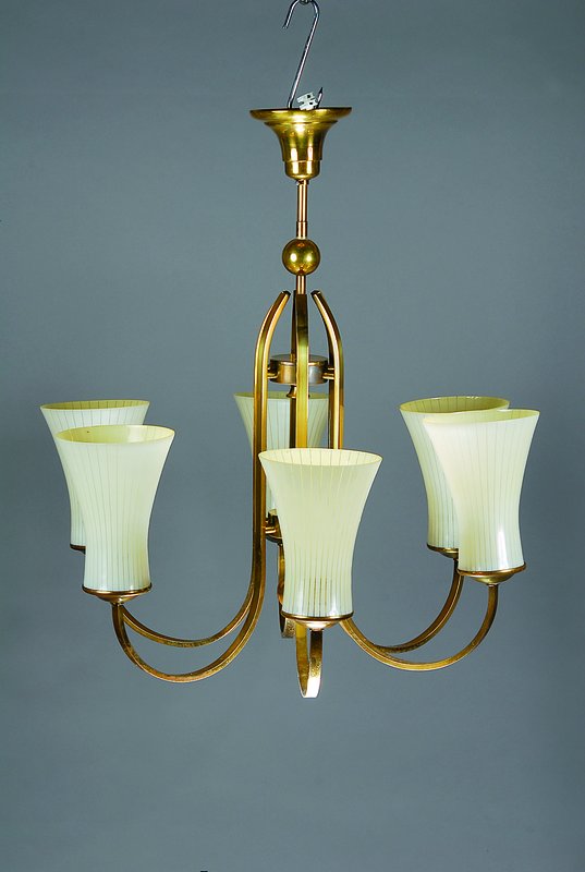 Deckenlampe, deutsch, 50/60er Jahre, Messing, elegante geschwungene Form, 6 Brennstellen, große Glasschirme mit cremeweißem Dekor, l. an den ...