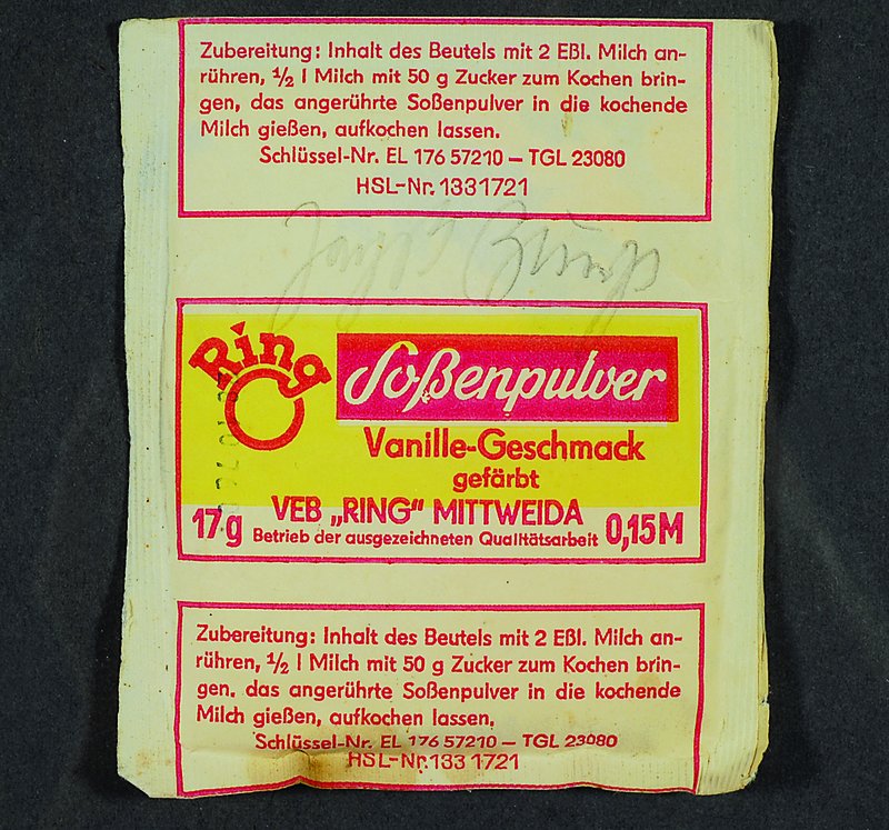 Joseph Beuys, 1921 Krefeld - 1986 Düsseldorf, DDR-VEb Multiple, handsigniert, unter Glas gerahmt, ca. 10x10 cm