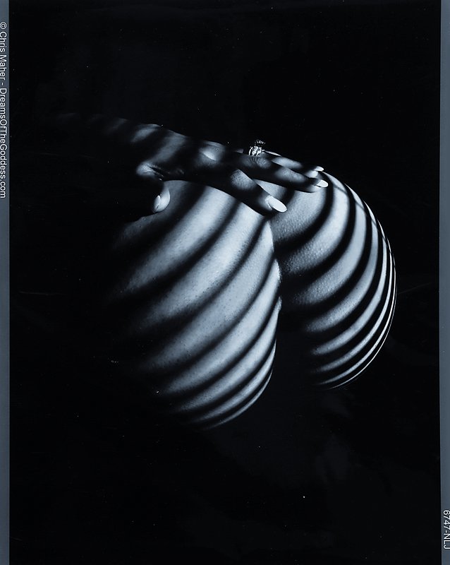 Chris Maher, US-amerikanischer Fotograf und Maler, zwei Akt-Fotos, je handsigniert mit Zertifikat, je ca. 26x21 cm