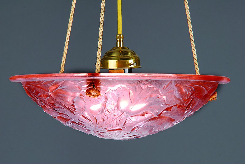 Deckenschale, in der Art von Lalique, um 1935, Pressglas mit Muscheldekor, geklebt, D. 29.5 cm