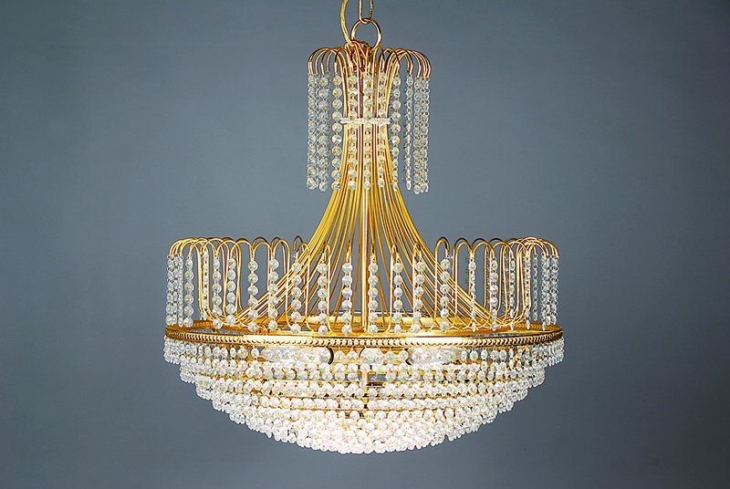 Deckenleuchter, wohl 70-80er Jahre, reicher Kristallbehang, kleine Prismenketten, 8 Brennstellen, 10-fach abgehängt, Messinggestänge, Funktion ...