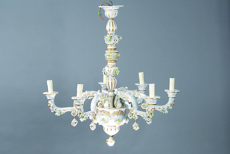 Deckenleuchter und zwei Tischlampen, Thüringen, 2. Hälfte 20. Jh., Porzellan, applizierte Blüten und Blätter, Rocaillen und Akanthusblatt, 6 ...