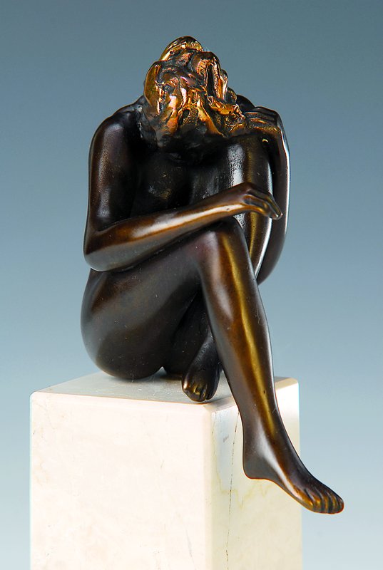 Bruno Bruni, geb. 1935 Gradara, Bronzeskulptur Venus, signiert und num. 745/1250, auf hellem Steinsockel, Gesamthöhe ca. 18 cm
