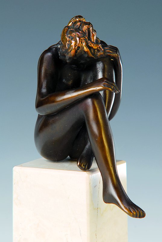 Bruno Bruni, geb. 1935 Gradara, Bronzeskulptur Venus, signiert und num. 748/1250, auf hellem Steinsockel, Gesamthöhe ca. 18 cm