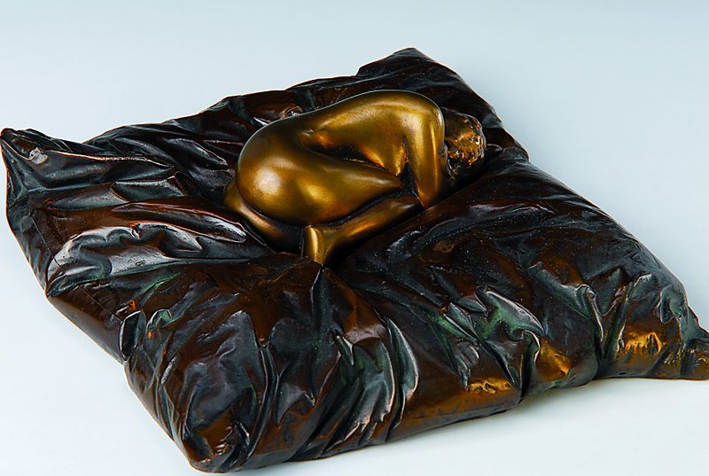 Bruno Bruni, geb. 1935 Gradara, Bronze, "Nel Nido - Im Nest", liegender Frauenakt im Kissen, 2-tlg., num. 33/1250, signiert, ...