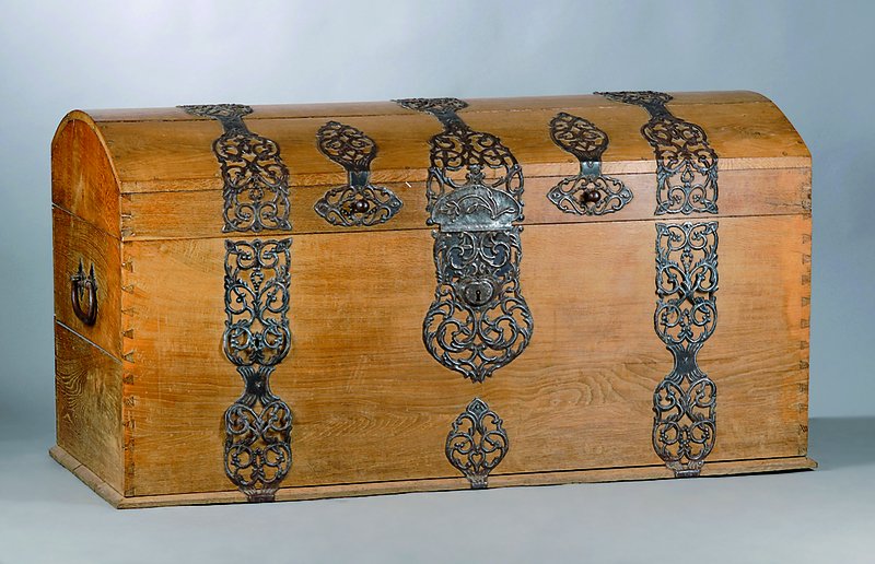 Buckeltruhe, mitteldeutsch, um 1750, Eiche massiv, reiche Eisenbeschläge, Dokumentenfach, orig. Schloss und Schlüssel, schwundrissig, st. ...