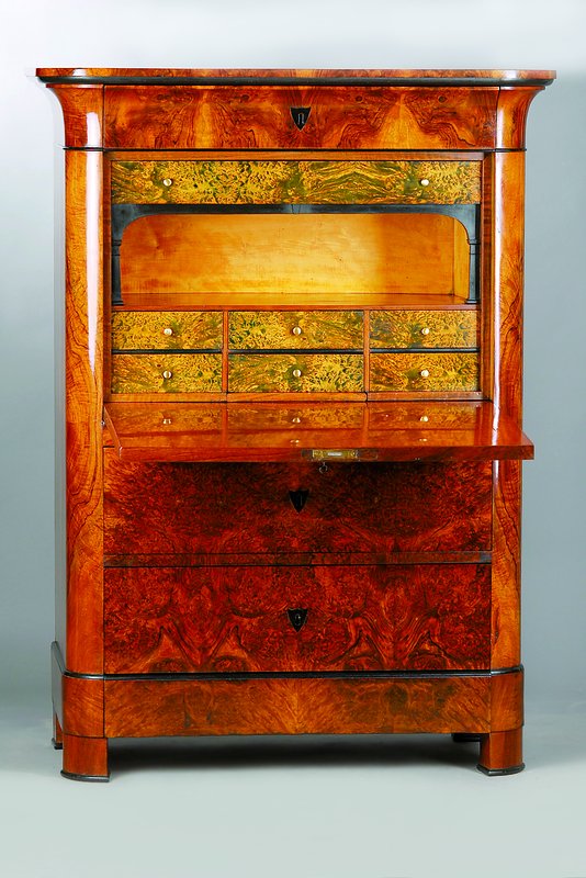 Standsekretär, um 1820, süddeutsch/badisch, Nußbaum Sägefurnier, Furnier gespiegelt verlegt, 3-schübig, Klappe, reiche Inneneinrichtung, ...