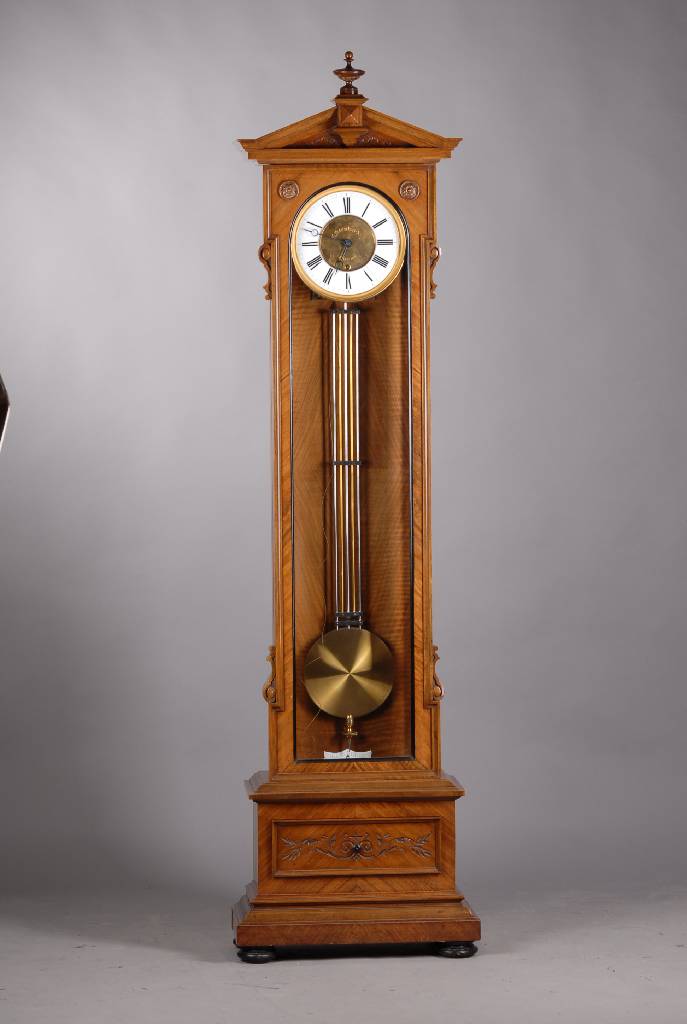 Standuhr, Lenzkirch, um 1890, sog. eklezistischer Stil, Gehäuse Weichholz, Kantenmassiv Nußbaum, Nußbaumwurzelfurnier gespiegelt verlegt, z.T. in ...
