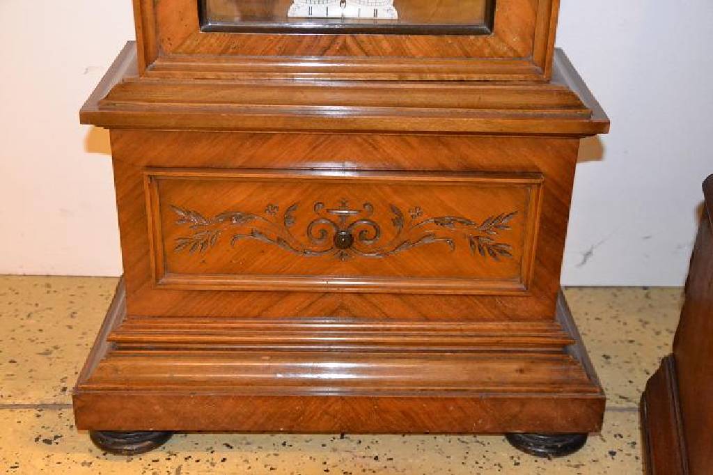 Detail a: Standuhr, Lenzkirch, um 1890, sog. eklezistischer Stil, Gehäuse Weichholz, Kantenmassiv Nußbaum, Nußbaumwurzelfurnier gespiegelt verlegt, z.T. in ...