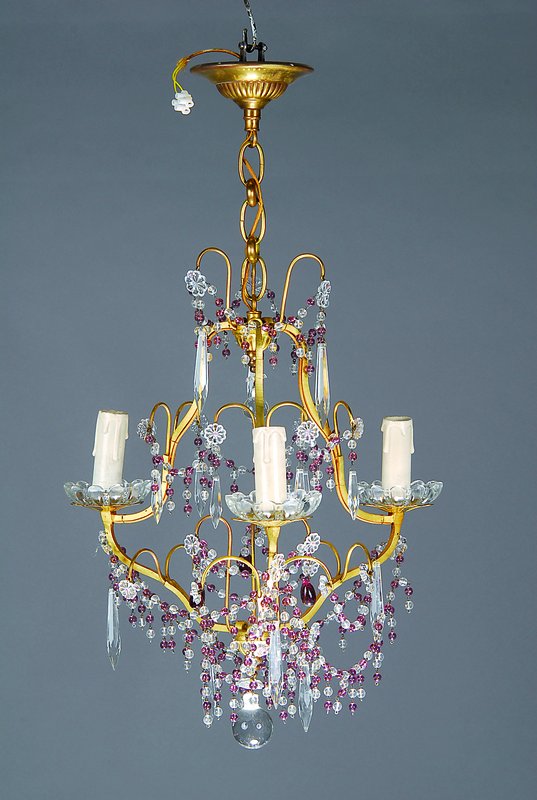 Deckenlampe, Frankreich, um 1900, Messingmontur mit zahlreichen Glasabhängungen in farblos und violett, drei Brennstellen, Elektr. nicht geprüft, ...