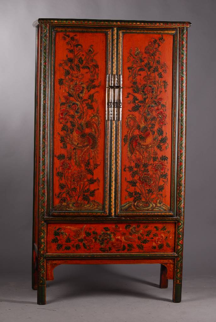 Tibetanischer Hochzeitsschrank, um 1900, 2-türig, rot und grüngrundig gefasst, aufwendig bunte Malerei in Form von Blüten, Blättern und Vögeln, ...