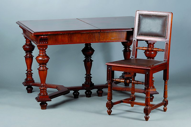 Ausziehtisch und 5 Stühle, Gründerzeit, um 1880, Nußbaum/Wurzelnußfurnier gespiegelt verlegt, reiche Drechselarbeit, 5 passende Stühle mit ...