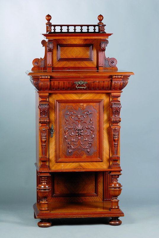 Vertiko, Gründerzeit, um 1880, Nußbaum/Wurzelnußfurnier, teils grätenförmig verlegt, Akanthus und Volutenschnitzereien, 1 -türig, 1-schübig, ...