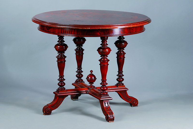 Salontisch, Gründerzeit, um 1880, Nußbaum/ Wurzelnußfurnier, kleinere Fehlstellen, reich gedrechselt, Gebr.-Sp., H. 74 cm, D. 89 cm