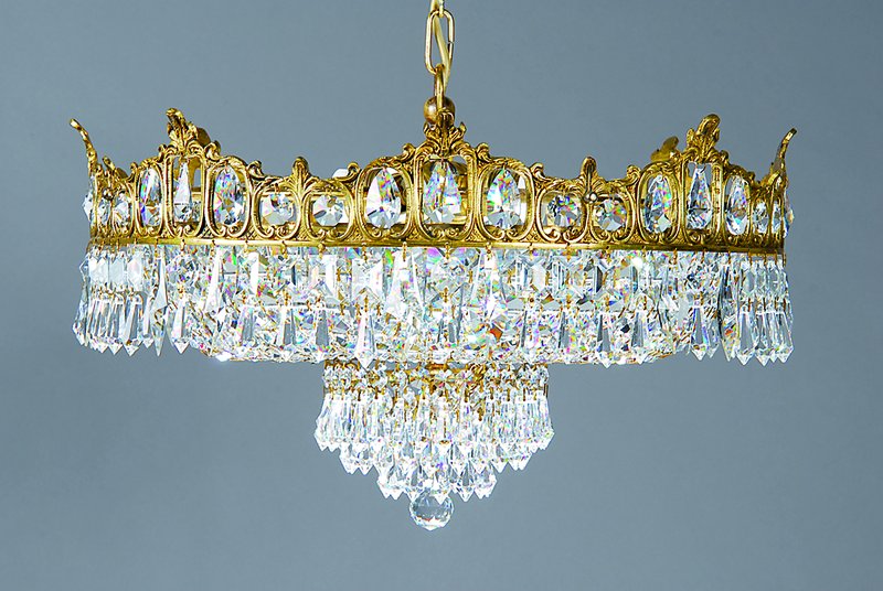 Opulenter Kristalllüster, um 1925/35, massivgearbeiteter und durchbrochener Messingkranz, reicher Kristallbehang, schöne Licht in den ...