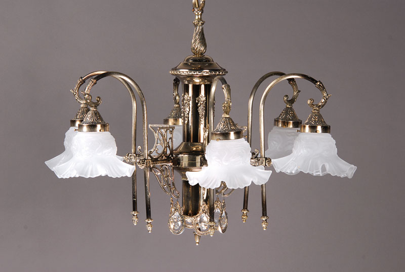 Deckenlampe, Spanien, 30er Jahre, verzierte Weißbronze mit mehrstufigem Mittelbaluster, reich mit Rocaillen verziert, 6 Brennstellen, nach unten ...