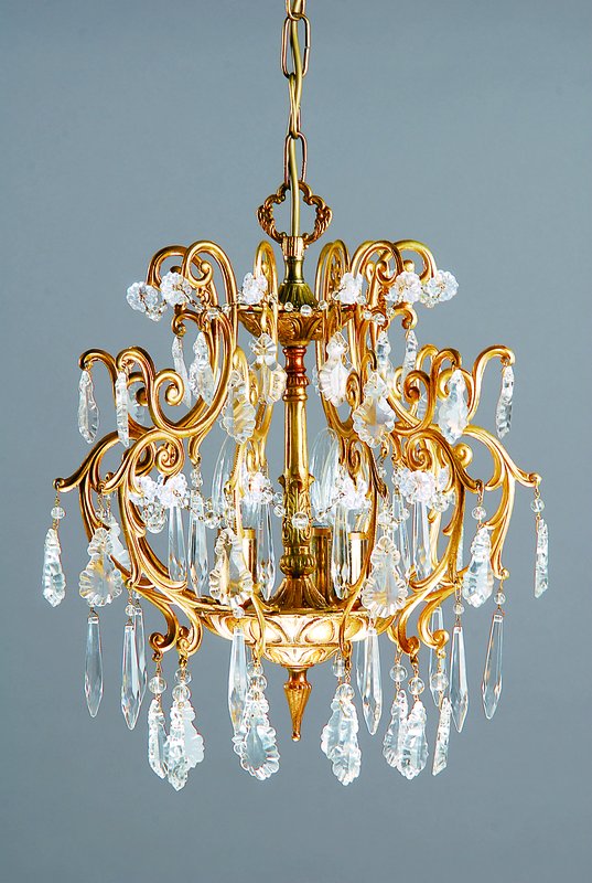 Dekorative Deckenlampe, Frankreich Mitte 20. Jh., Messing, zierliches filigran gearbeitetes Modell mit reichem Glasgehänge, Blätter, Perlen und ...