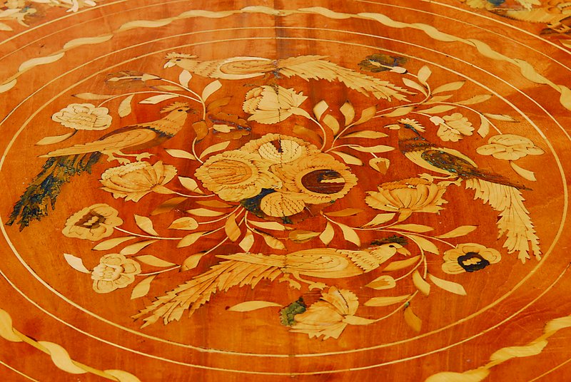 Detail a: Prunktisch, Italien, um 1830/40, dickes Nußbaumfurnier, z.T. Metallintarsien, aufwendige Intarsien in Wurzelnuß, Ahorn, Zitronen und Pflaumenholz, ...