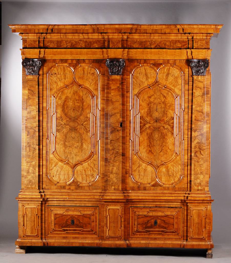 Pilasterschrank, Dresden, um 1700/10, KorpusWeichholz, Wurzelnußfurnier doppelt und 4-fachgespiegelt verlegt, teils quer furniert, sehr lebendiges ...